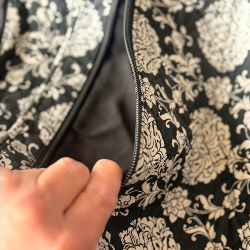 Elegant Black and White Patterned quilted Crossbody Bag - Picture 4 of 10